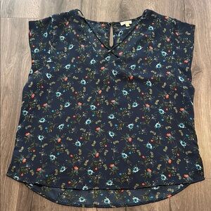 💚Lily White Floral Navy Top Cute for the office of any occasion Sophisticated